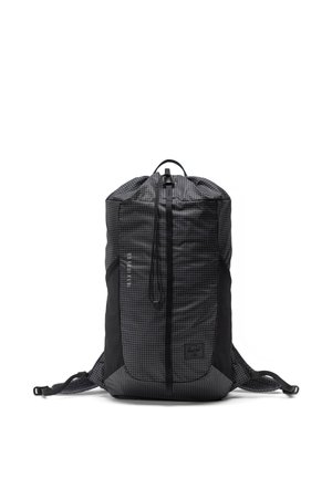 Czarny plecak ze wzorem w kratkę, z regulowanymi sznurkami, wyściełanymi paskami na ramiona i przednią kieszenią na zamek, stojący pionowo na białym tle.