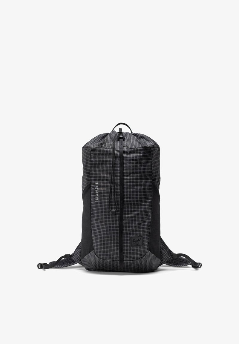 Schwarzer Rucksack mit Kordelzug und Rastermuster, gepolsterten Schultergurten und Frontreißverschlusstasche, aufrecht stehend vor weißem Hintergrund.