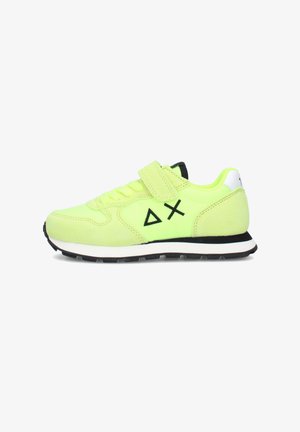 Sneaker giallo neon con suola nera e simboli a triangolo e X sul lato, con chiusura a lacci e cinturino in Velcro.