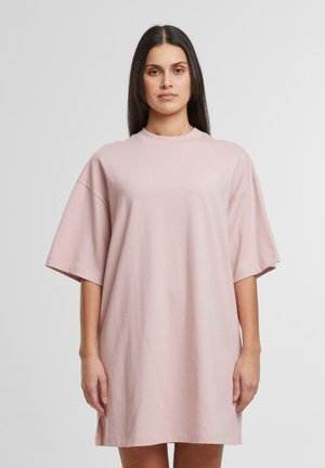 Oversize różowa sukienka t-shirt z miękkiej bawełny. Posiada krótkie rękawy, okrągły dekolt i luźny fason, zapewniając swobodny sylwetkę.