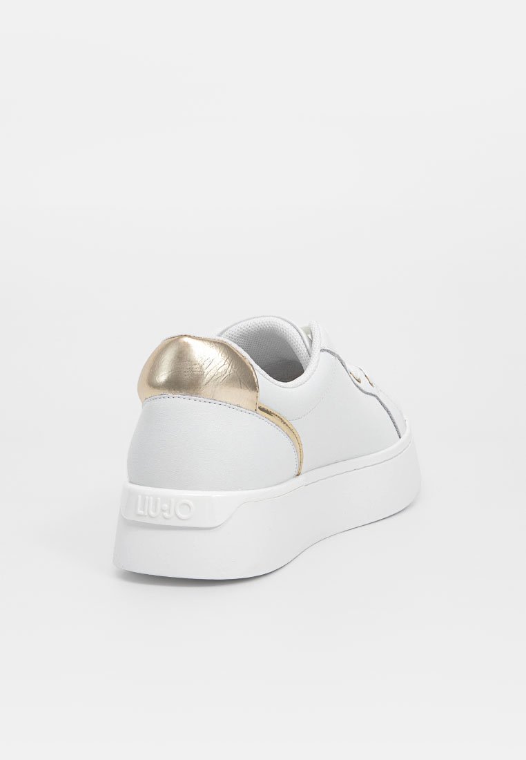 Witte sneaker met een glad leren bovenwerk, metallic gouden hakaccent, witte rubberen zool en logo op de hiel.