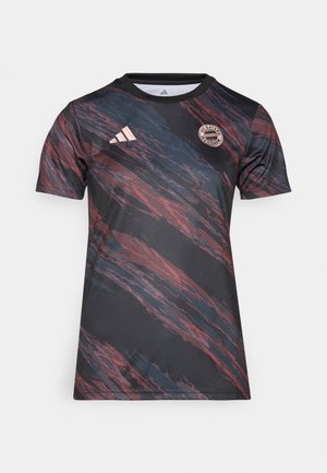 Schwarzes Sportshirt mit abstrakten roten und blauen Streifen, Adidas-Logo, rundem Ausschnitt und Bayern München-Emblem. Aus glattem Stoff gefertigt.