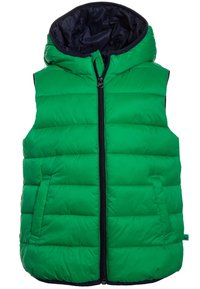 Grön pufferväst med huva, i horisontell kviltad textur, med dragkedja fram och sidofickor. Insidan är marinblå.