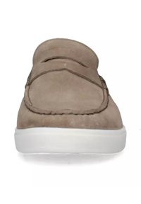 Scarpa slip-on in suede beige con punta arrotondata, dettagli a doppia cucitura e suola in gomma bianca. Design minimalista senza decorazioni.