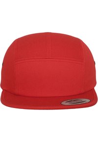 Căciulă snapback roșie cu margine plată, fabricată dintr-un material texturat. Dispune de orificii de ventilație pe laterale și un patch cu un logo circular pe față.