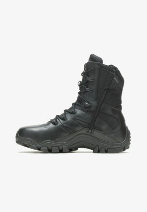 Czarne taktyczne buty z wysoką cholewką, skórzano-tkaninowa góra, przedni system sznurowania oraz boczny zamek ułatwiający zakładanie. Teksturowana podeszwa.