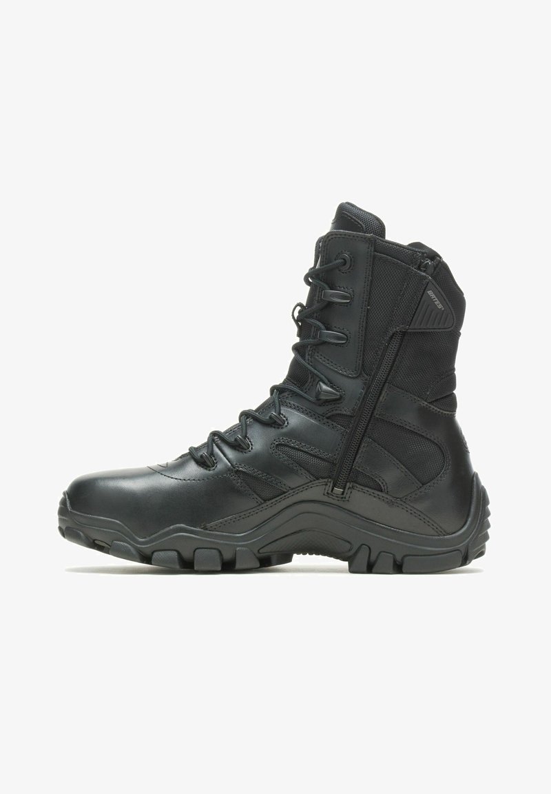 Czarne taktyczne buty z wysoką cholewką, skórzano-tkaninowa góra, przedni system sznurowania oraz boczny zamek ułatwiający zakładanie. Teksturowana podeszwa.