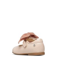 Scarpa in pelle rosa chiaro con punta arrotondata, cinturino in Velcro e un grande fiocco in velluto sopra. Presenta una decorazione a stella vicino al tallone.