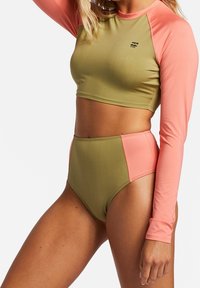 Langärmliger Rashguard in Olivgrün und Korallenpink, aus glattem Stretchmaterial gefertigt, mit einem verkürzten Design und kontrastierenden Paneelen.