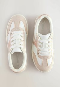 Baskets blanches avec une tige en cuir lisse et des accents en daim rose pâle, bout rond, fermeture à lacets et semelles intérieures texturées.