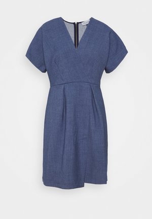 Blauwe jurk met korte mouwen, V-hals, getailleerde taille, plooien aan de voorkant en ritssluiting aan de achterkant tegen een effen witte achtergrond.