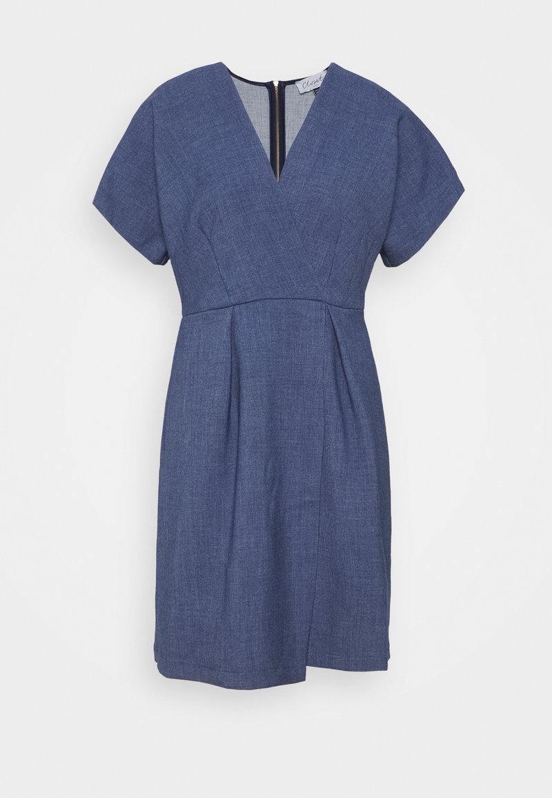 Robe bleue à manches courtes, encolure en V, taille ajustée, plis devant et fermeture éclair au dos sur fond blanc uni.