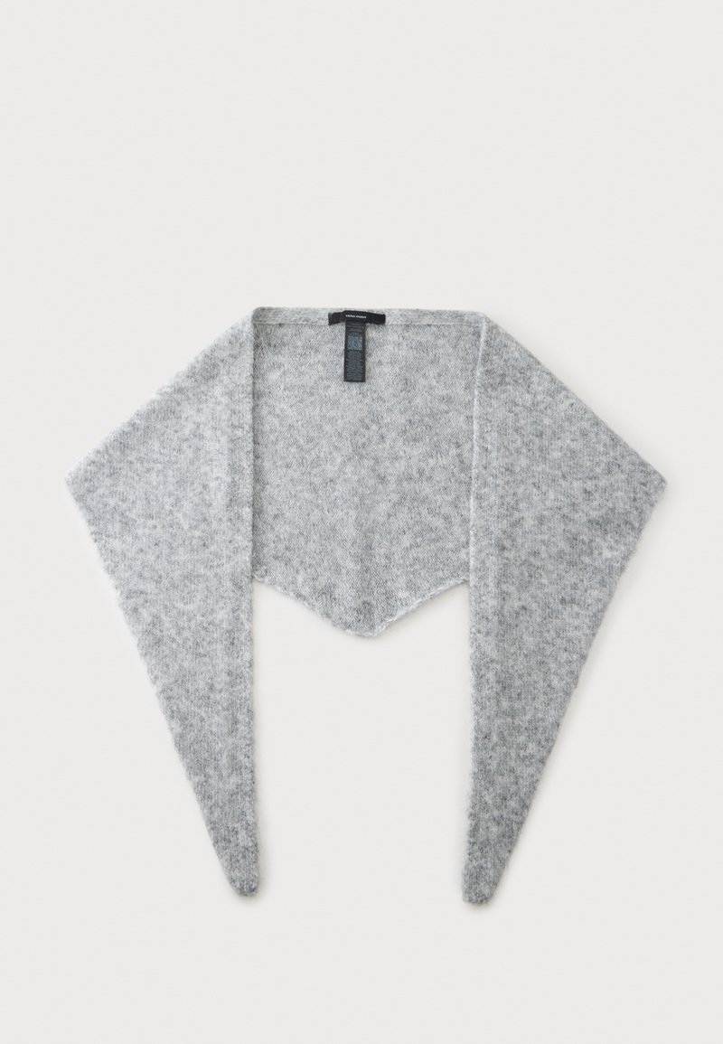 Shrug tricoté gris clair doux avec de longues manches triangulaires et un devant ouvert, posé à plat sur un fond blanc.