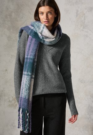 Pull gris à côtes associé à une longue écharpe à carreaux dans des tons de teal, violet et blanc, avec des bords frangés et une texture douce.