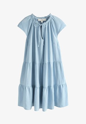 Robe courte en lin bleu clair à manches courtes, avec encolure froncée, lien à l'avant et jupe à volants en plusieurs sections.