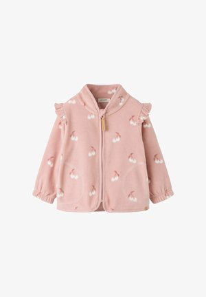 Lyserød fleecejakke til småbørn med hvide kirsebærmønstre, frontlynlås, flæsedetaljer ved skuldrene og elastiske manchetter.