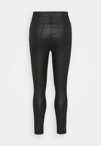 Pantalon skinny noir taille haute en cuir synthétique avec deux poches arrière et des détails cousus sur fond blanc.