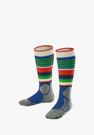 Chaussettes montantes avec des rayures multicolores rouge, vert, bleu et crème, dotées d'un renfort au niveau des orteils et du talon en gris, avec un tissu texturé.