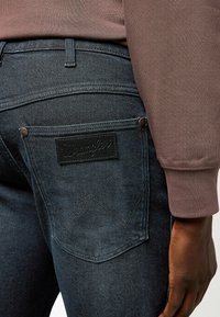 Wrangler 5-POCKET - Jeans Straight Leg - shadow_dive