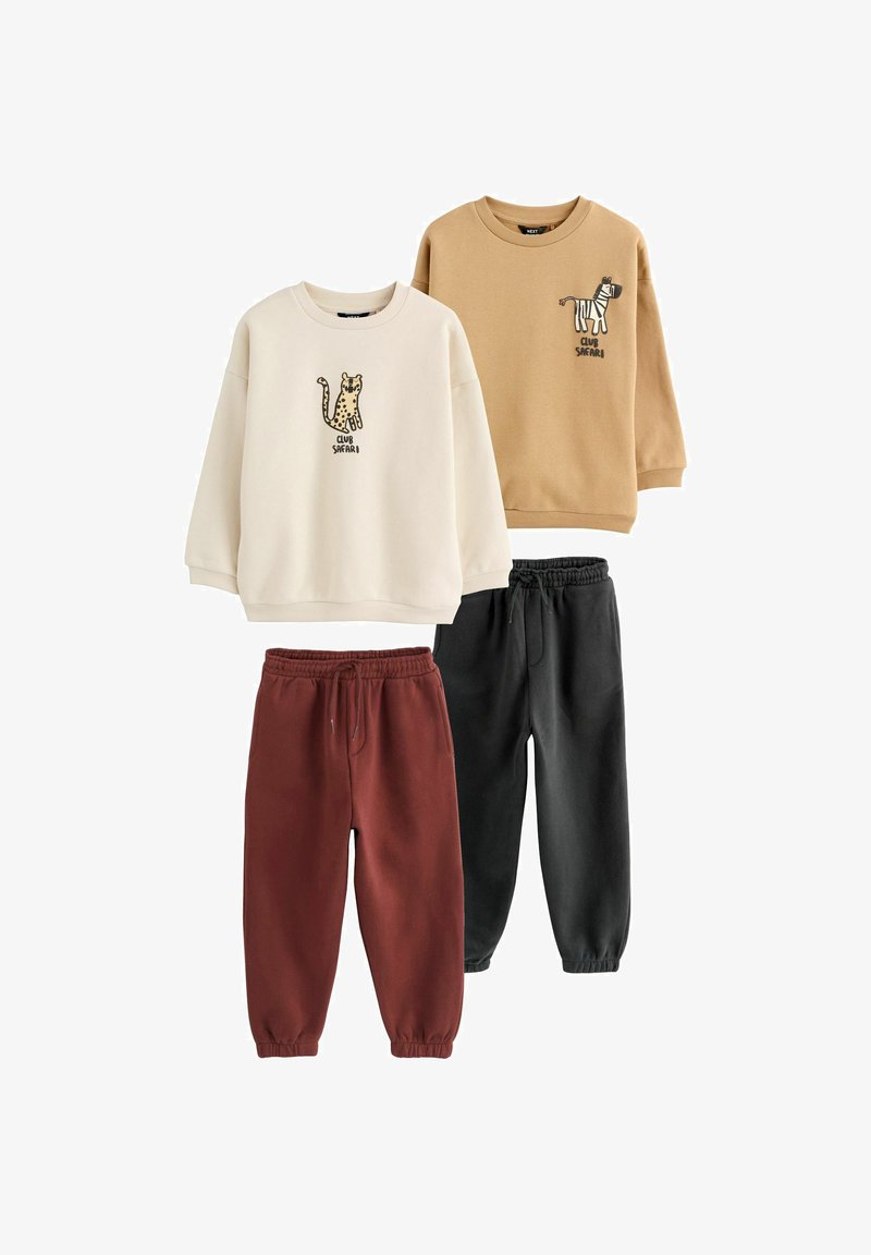 To børns sweatshirts, en i creme med gepard og en i tan med zebra motiver, parret med maroon og sorte joggingbukser med elastisk talje.