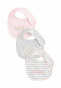 Trois bavoirs pour bébés : rayé rose avec "B.E.B.E," côtelé gris avec "HAPPY BABY CLUB," et blanc avec des rayures navy et "smiles" en rose. Texture en coton.