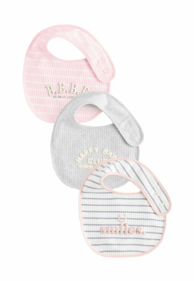 Trois bavoirs pour bébés : rayé rose avec "B.E.B.E," côtelé gris avec "HAPPY BABY CLUB," et blanc avec des rayures navy et "smiles" en rose. Texture en coton.