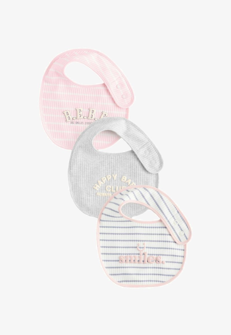 Tre babyser: en lyserød stribet med "B.E.B.E," en grå ribbet med "HAPPY BABY CLUB," og en hvid med marineblå striber og "smiles" i lyserød. I bomuldsstruktur.