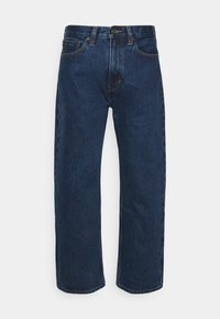 Vaqueros de mezclilla azul oscuro con un diseño de pierna recta, que cuentan con cinco bolsillos, una bragueta de botones y detalles de costura visibles.