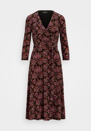 Robe portefeuille noire avec imprimé floral rose et rouge, manches trois-quarts et ceinture assortie à la taille.
