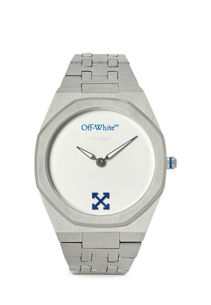 Orologio da polso in metallo argento con quadrante bianco, lancette nere per ore e minuti, logo Off-White e simbolo della freccia blu a ore sei.