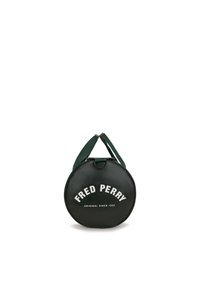 Borsa verde rotonda realizzata in materiale liscio. Presenta un manico superiore e un testo bianco a contrasto: "FRED PERRY ORIGINAL SINCE 1952."