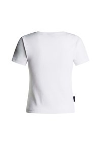 Απλό λευκό ριμπ βαμβακερό κοντομάνικο μπλουζάκι, εμφανιζόμενο από πίσω, με μια μικρή μαύρη ετικέτα της μάρκας στο δεξί πλευρικό ράμμα.