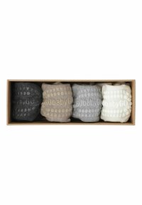 Quatre paires de chaussettes pour bébé texturées en noir, beige, gris et blanc, soigneusement disposées côte à côte dans une boîte rectangulaire.