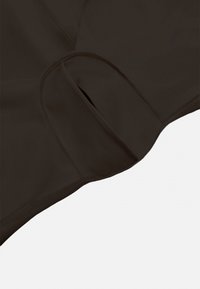 Tela elástica marrón con una textura suave, que presenta una abertura redondeada y costuras planas. El diseño enfatiza la comodidad y la flexibilidad.