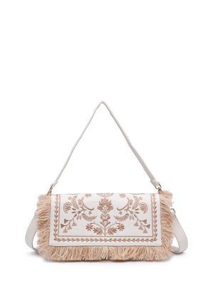 Sac à main rectangulaire blanc avec broderie florale beige et bordure à franges, avec une sangle courte et une sangle longue amovible.