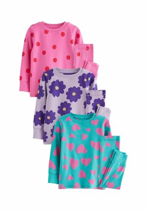 Trois ensembles de pyjamas pour enfants : rose avec des pois rouges, lavande avec des fleurs violettes, et turquoise avec des cœurs roses. Tous disposent de manches longues.