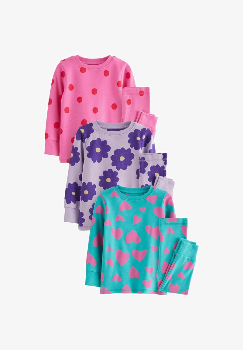 Tři sady dětských pyžam: růžové s červenými puntíky, levandulové s fialovými květinami a tyrkysové s růžovými srdíčky. Všechna mají dlouhé rukávy.