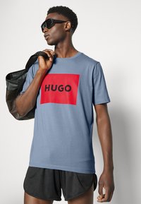 HUGO DULIVE - T-shirt estampada - bright blue