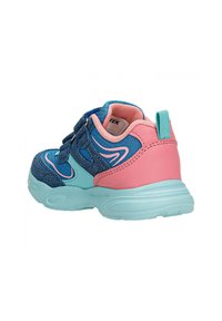 Kinder-Sportschuh mit blauem Obermaterial aus Textil, pinken und grünen Akzenten, verstellbarem Klettverschluss und strukturiertem Gummisohle.