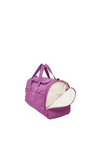 Borsa a tracolla viola con esterno testurizzato, due manici superiori e un interno color crema con una frase stampata. Chiusura con zip.