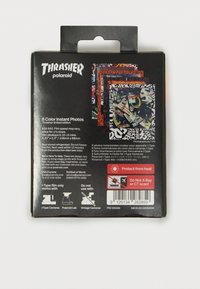 Thrasheri Polaroidi filmipakk; must pakend sisaldab eredaid koheseid foto näidiseid, tekst valges ja oranžis ning hoiatussümbol.