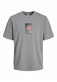 Grijze katoenen T-shirt met ronde hals, voorzien van een geprinte grafische ontwerp van zwarte en rode diagonale strepen met een gecentreerde rode cirkel.