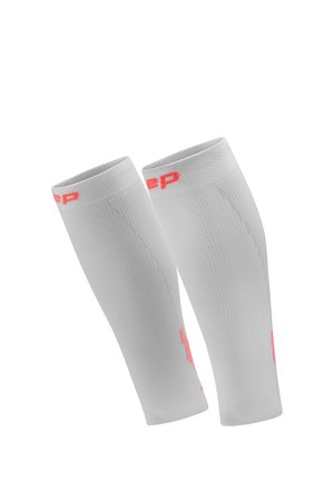 Paar weiße Kompressionswadenbandagen mit pinkfarbener Markenkennzeichnung an der Oberseite und Seite, entwickelt zur sportlichen Unterstützung und Muskelregeneration.