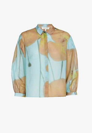 Lichtblauwe blouse met lange pofmouwen en een groot abstract bloemenpatroon in beige en groene tinten.