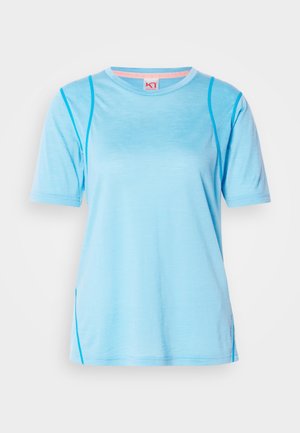 Camiseta de manga corta color azul claro hecha de material suave, con costuras en azul contrastante y escote redondo con ribete interior rosa.