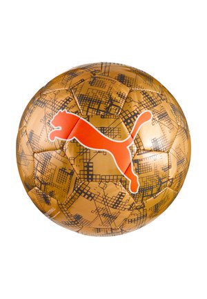 Balón de fútbol dorado con patrón de rejilla negra y un gran logo rojo del felino Puma en el centro sobre un fondo blanco.