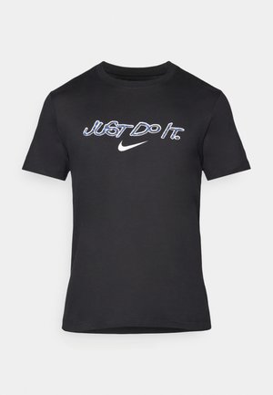 Crna majica s kratkim rukavima od pamuka, s bijelim "Nike" logotipom i plavim obrubom uz natpis "JUST DO IT." Mekana, glatka tekstura.