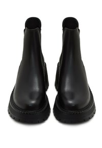 Paire de bottines en cuir noir avec semelles épaisses et dentelées, panneaux latéraux élastiques et languettes de traction à l'arrière, vues de face.