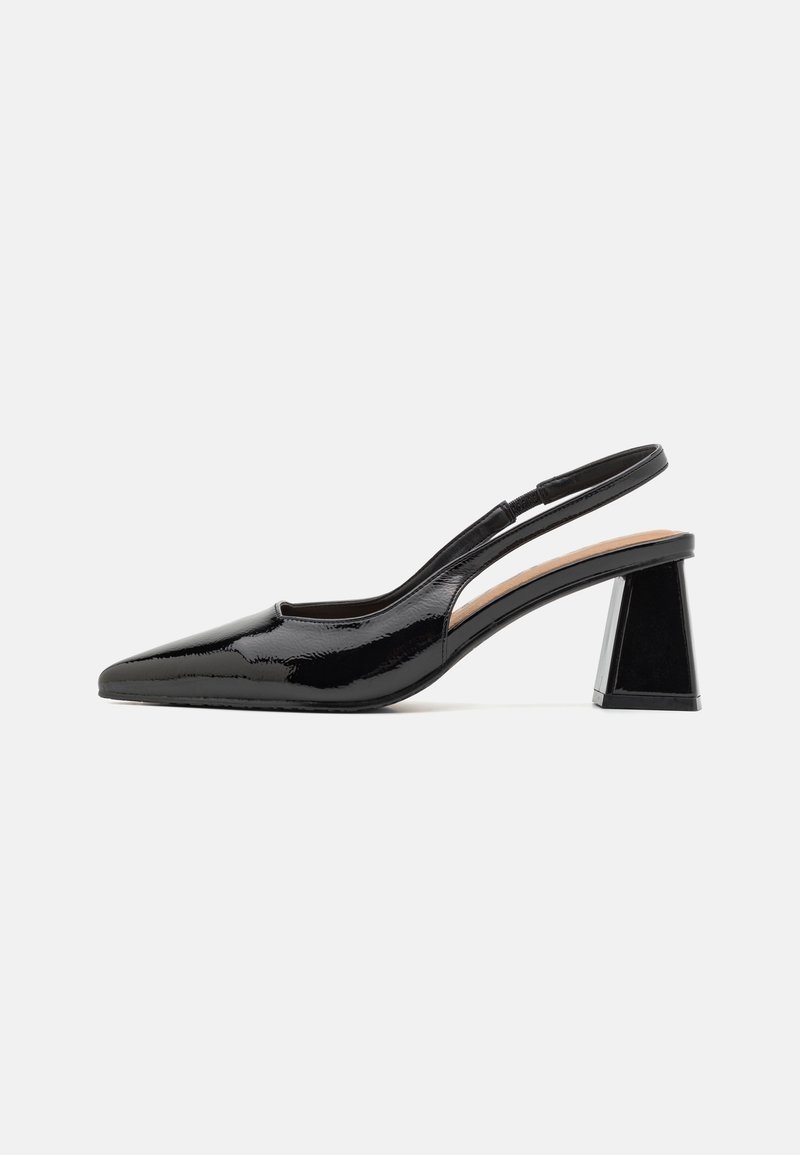 Chaussure slingback en cuir verni noir avec un bout pointu et un talon carré sur un fond blanc uni.