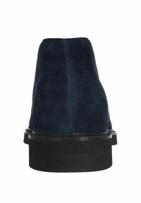 Bottes chelsea en daim bleu marine avec une forme arrondie, dotées d'une semelle plate noire et de peu de matériel. Texture lisse avec un design épuré.